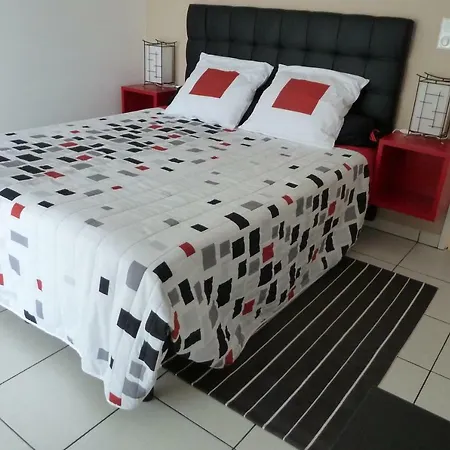 En Rouge Et Noir Couette-café Monbazillac